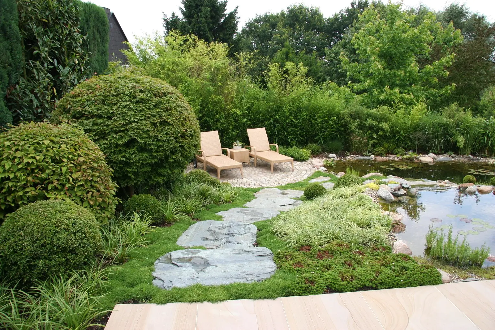 Intimer Sitzplatz an einem Gartenteich