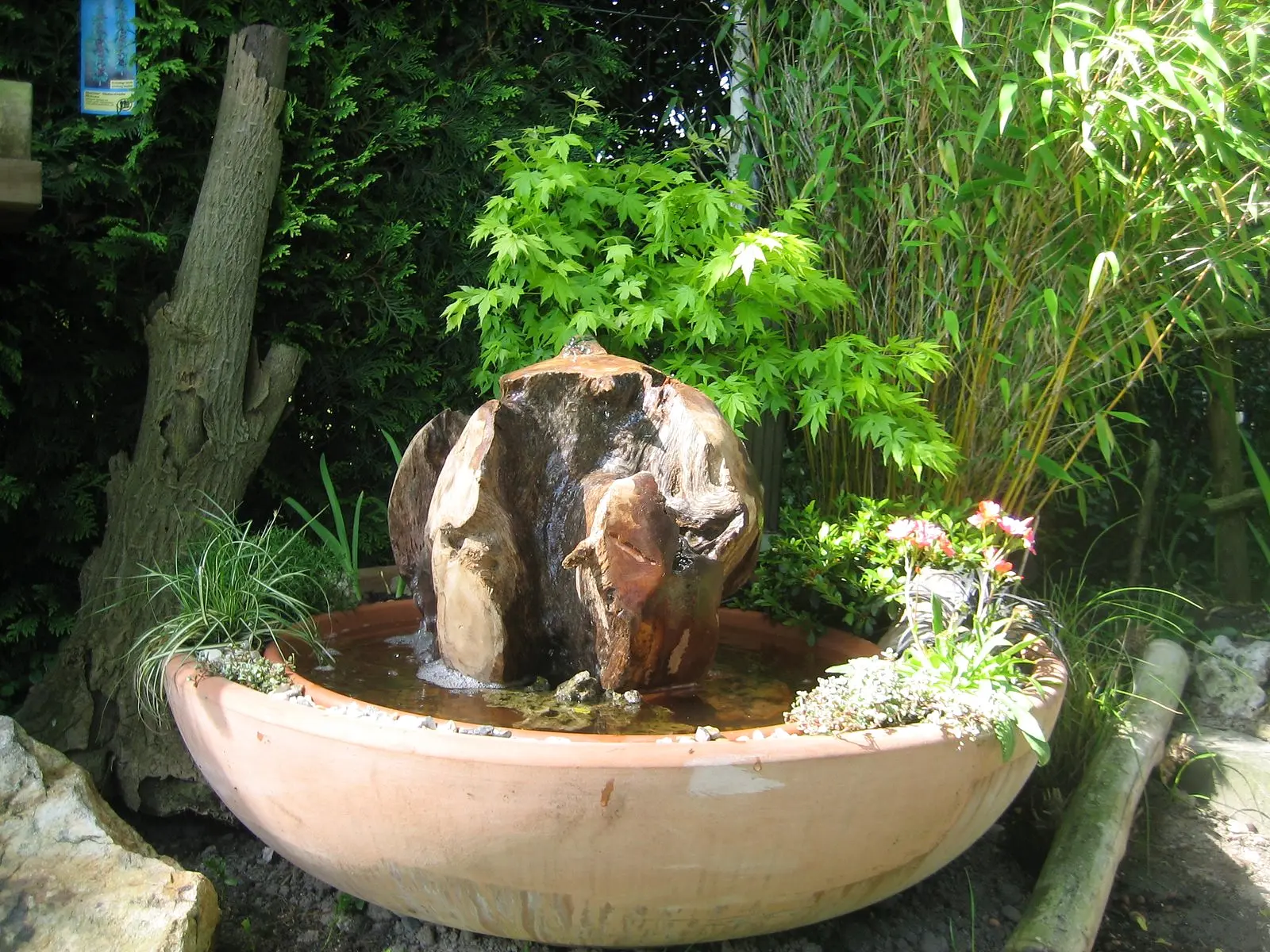 Kugelförmiger Brunnen aus Teakholz
