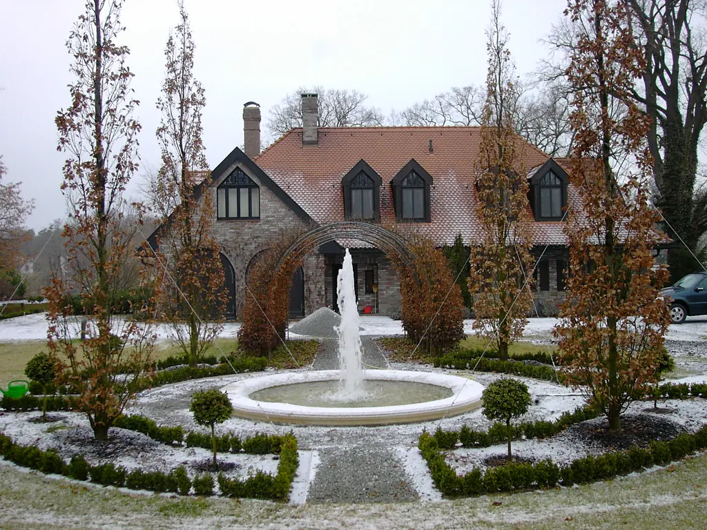 Klassischer Springbrunnen in einer formal angelegten Gartenanlage