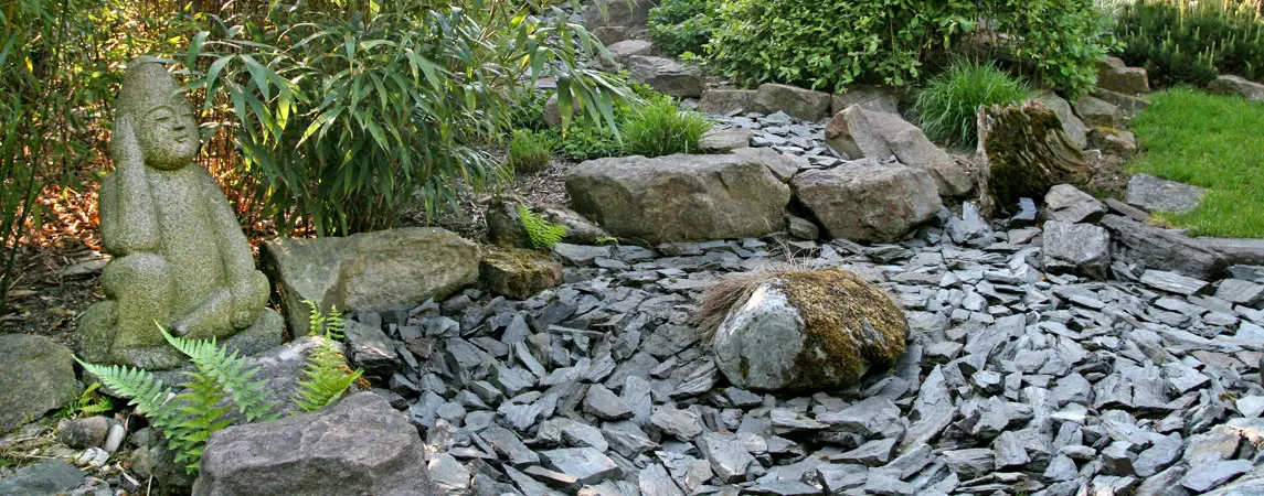 Buddhafigur in einer Steinlandschaft