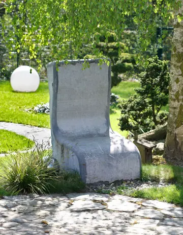 Ruhiger Gartenraum mit Formschnittgehölzen