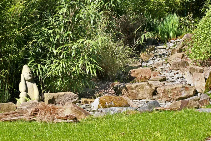 Zen-Garten mit Naturstein und Grün