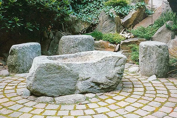 Asiatisch geprägte Pflanzung und Stein